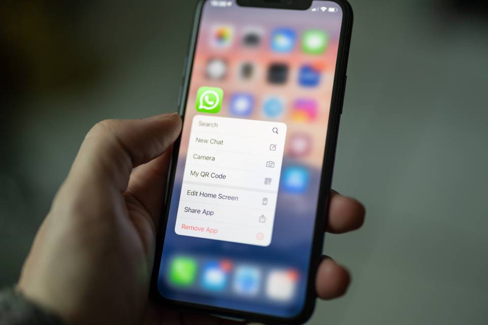 Imagem de celular para ilustrar redes sociais -- Metrópoles