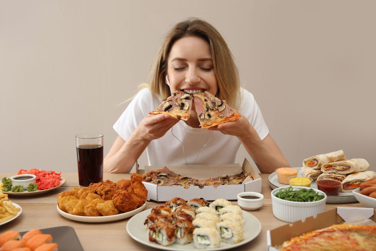 Mulher comendo pizza