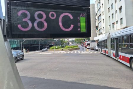 Imagem mostra termômetro com temperatura de 38ºC em avenida de São Paulo - Metrópoles