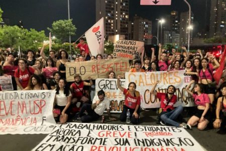 Imagem colorida mostra estudantes da USP na chegada ao Largo da Batata - Metrópoles