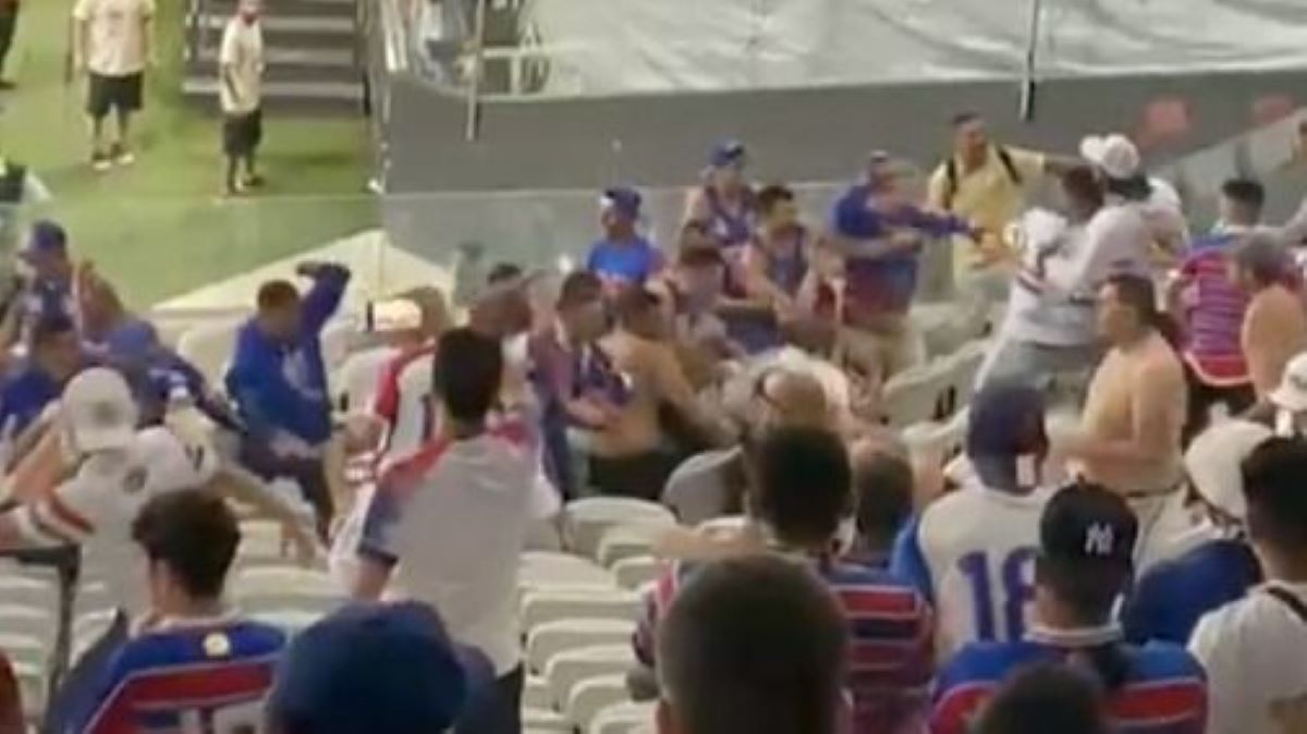 Violência Imagem mostra torcedores brigando em estádio - Metrópoles