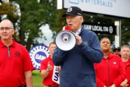 Imagem colorida Joe Biden em greve dos trabalhadores do setor automotivo