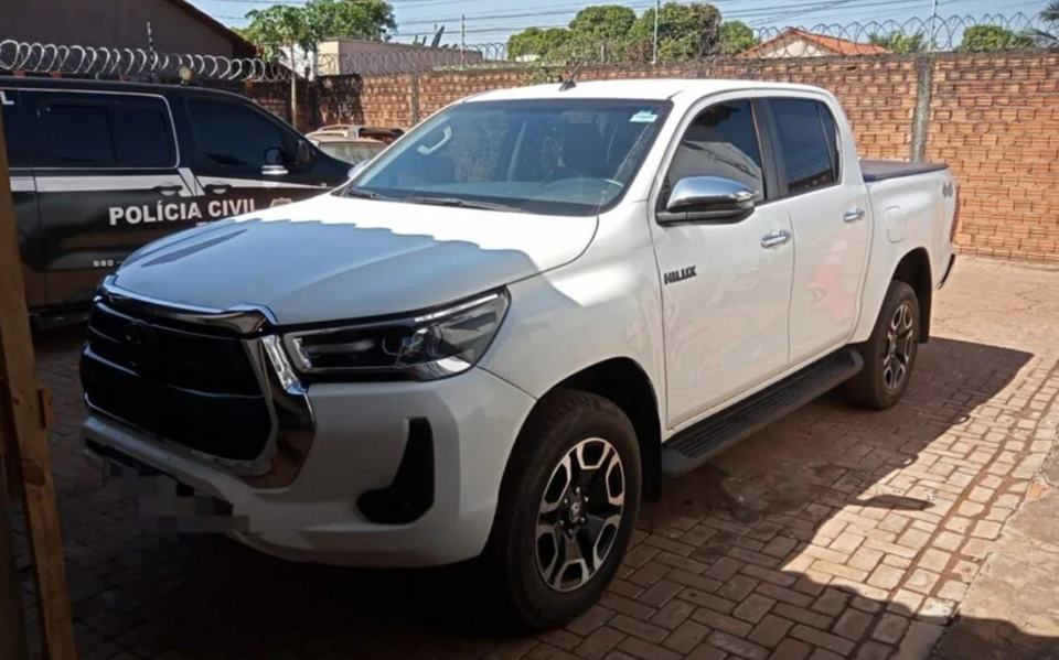 Foto colorida Hilux de cantor sertanejo sequestrado