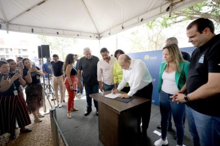 Foto colorida de pessoas ao redor do governador do Distrito Federal Ibaneis Rocha - Metrópoles