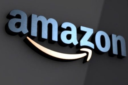 Imagem do logotipo da Amazon na fachada de uma unidade da empresa - Metrópoles