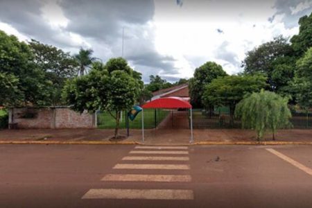 Imagem colorida mostra escola em que uma funcionária foi agredida por um aluno ao tentar separar uma briga - Metrópoles