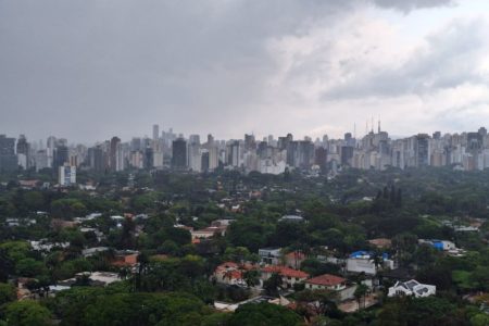 imagem colorida mostra nuvens cinzas e possibilidade de temporais avançando sobre a região do itaim bibi, na zona oeste de são paulo - metrópoles