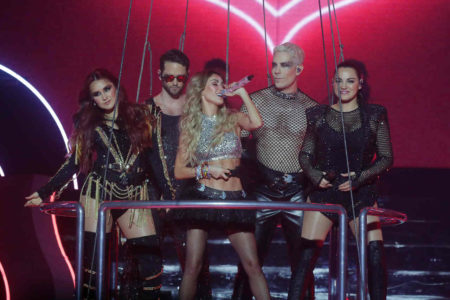 Na imagem com cor, a banda RBD em show - Metrópoles