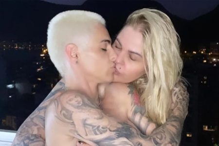 Monique Evans e a noiva Cacá Werneck em foto colorida. São duas mulheres se beijando - Metrópoles