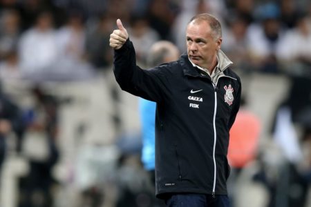 Mano Menezes treinando o Corinthians em 2014 - Metrópoles