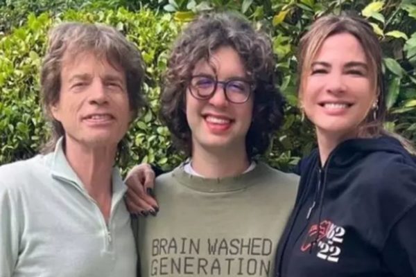 Foto colorida Mick Jagger, Lucas Jagger e Luciana Gimenez