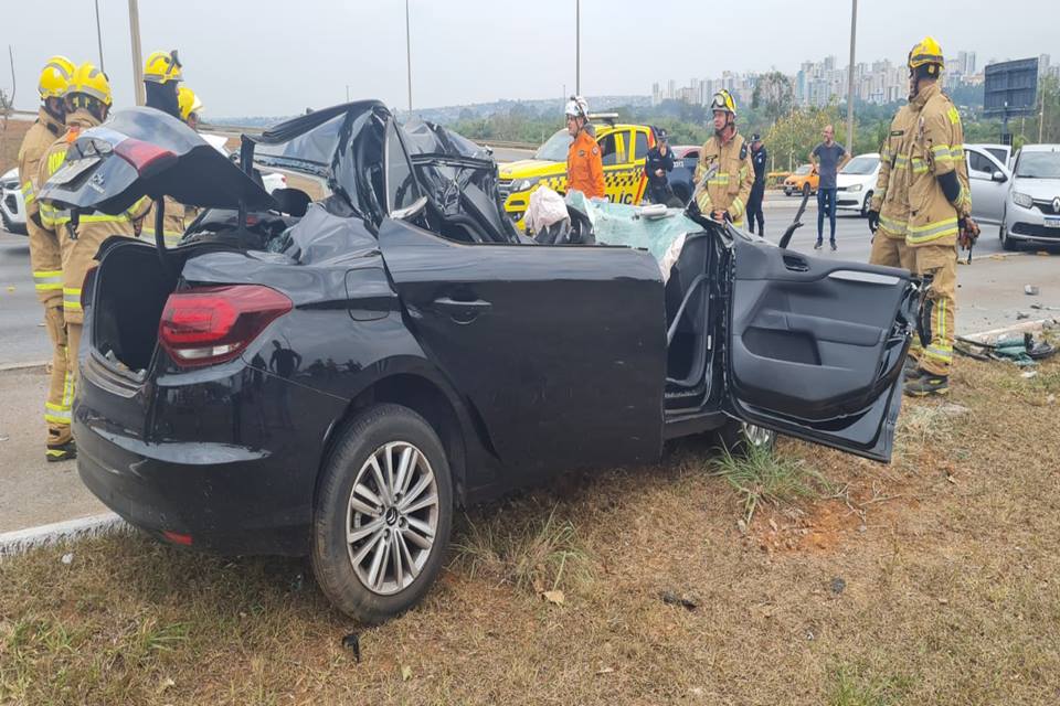 carro preto amassado após batida