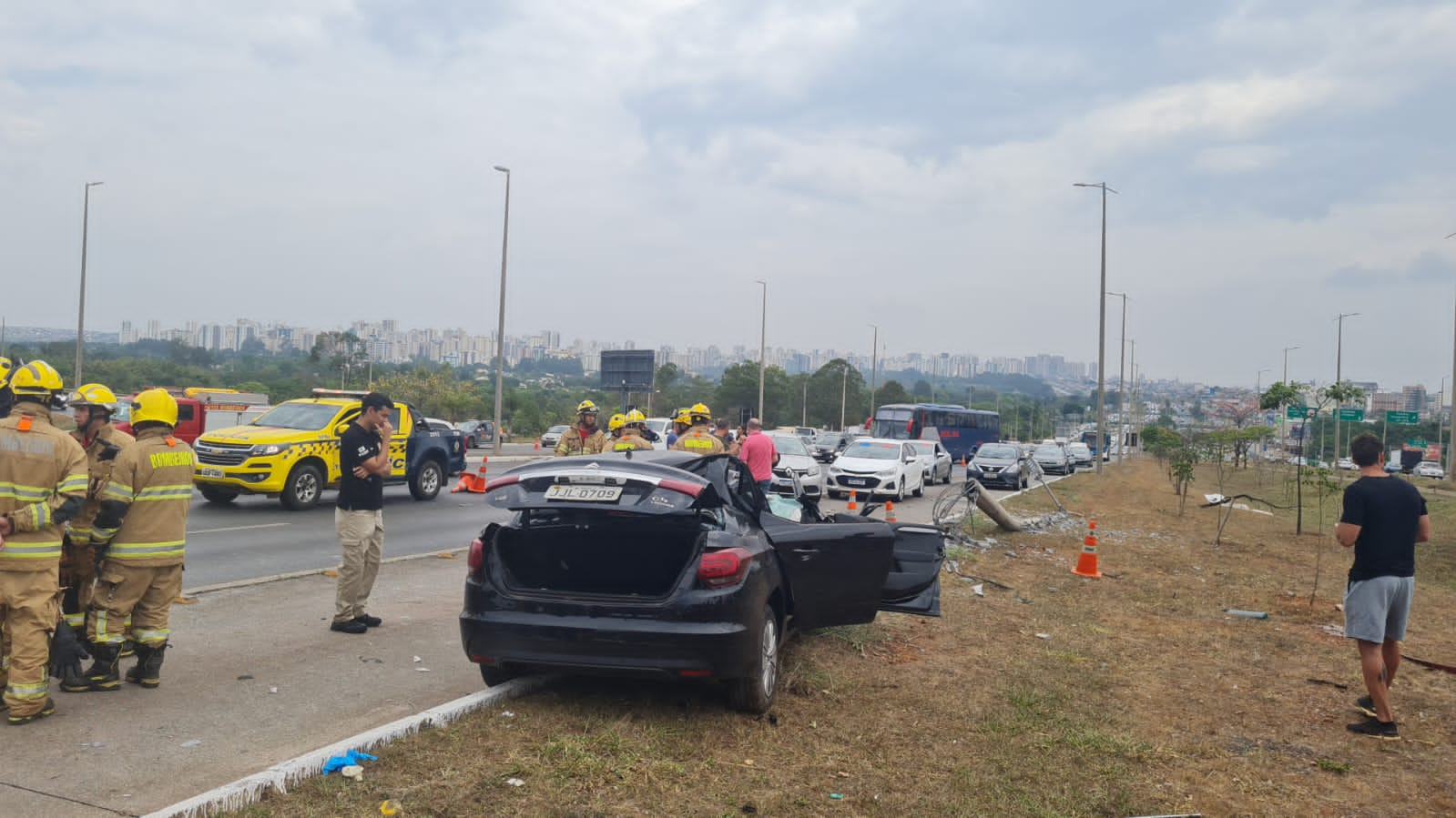 carro preto amassado após batida