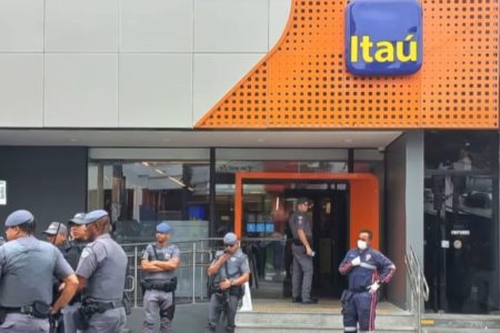 Imagem colorida mostra fachada de agência do Itaú com policiais militares posicionados em frente. A gerente da agência foi morta, assim como o suspeito de tentar roubar o local - Metrópoles