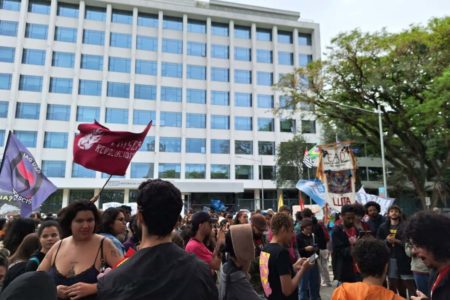 foto colorida mostra concentração de alunos durante ato em frente à Reitoria da USP - Metrópoles