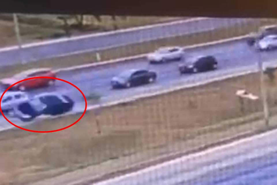 Vídeo mostra momento em que carro de delegada é fechado e capota na EPTG - Metrópoles