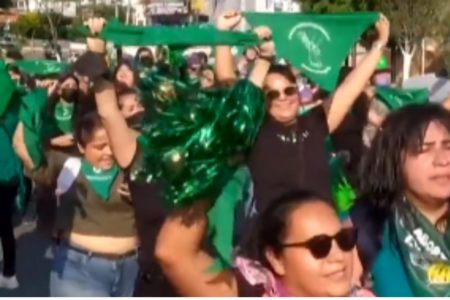 Foto colorida de Manifestação pelo aborto na argentina - Metrópoles