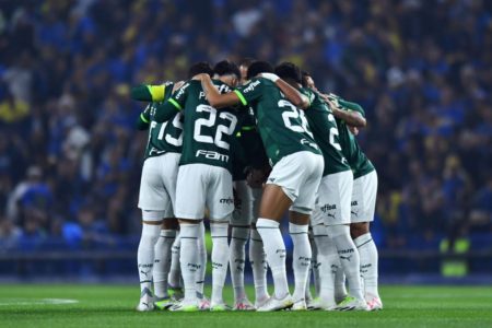 Imagem colorida do time do Palmeiras reunido entre si antes de jogo contra Boca Juniors pela semifinal da Libertadores- rascas