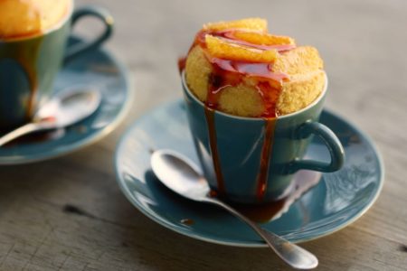 Bolo de laranja na caneca com calda