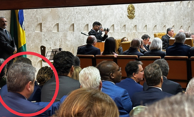 Em foto colorida, o governador paulista Tarcísio de Freitas na plateia da posse do ministro Luis Roberto Barroso como presidente do STF