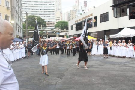 Imagem colorida mostra integrantes da escola de samba Vai Vai se apresentando em frente à antiga sede da instituição, que passa por obras para virar estação de metrô, no bairro do Bixiga, centro de São Paulo - Metrópoles