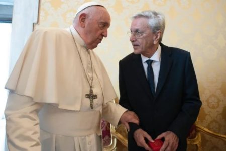 Papa Francisco e Caetano Veloso em setembro de 2023 - Metrópoles