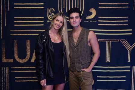 Foto colorida de Yasmin Brunet e Luan Santana - metrópoles