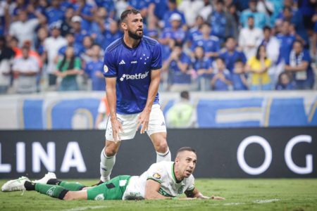 Imagem colorida de jogadores do Crzueiro e do América de Minas Gerais, em jogo pelo Brasileirão