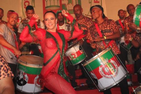 Rainha da Bateria, Paolla Oliveira com a bateria da Grande Rio - Metrópoles