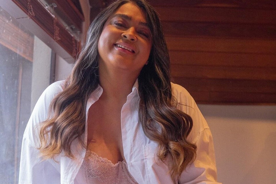 Preta Gil posa de lingerie, com uma blusa social branca e deixa a bolsa de ileostomia à mostra - Metrópoles