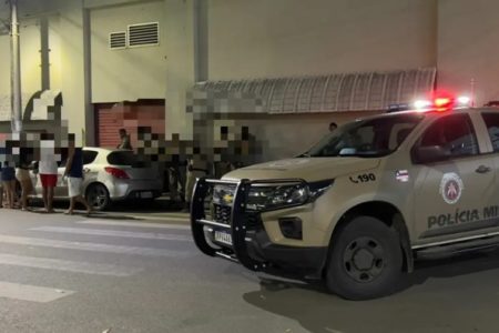 Imagem colorida de viatura da Polícia Militar da Bahia durante ação - Metrópoles