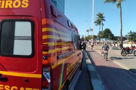 Imagem colorida de carro dos bombeiros em orla de praia em Recife - Metrópoles