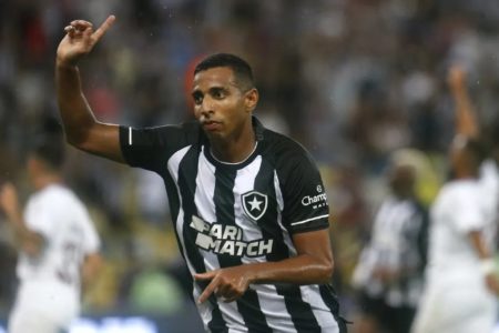 Imagem mostra jogador do Botafogo comemorando gol - Metrópoles