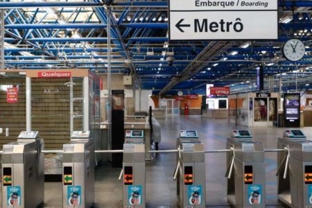 foto colorida mostra estação de metrô Barra Funda em dia de greve, vazia durante movimento de metroviários grevistas - Metrópoles