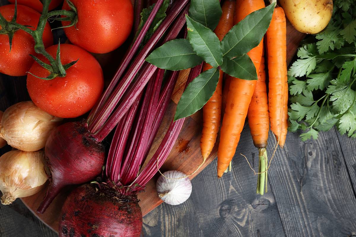 Foto colorida de vegetais, como beterraba, tomates, cebola e beterrabas - Metrópoles