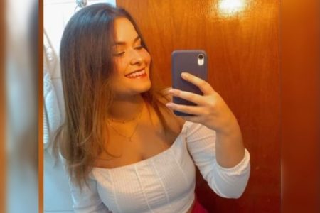 Fotografia colorida de Larissa Rodrigues, jovem que teve corpo morto arremessado para fora de carro após capotamento em Goiás