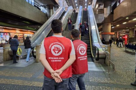 foto colorida da movimentação na estação Itaquera em meio à greve dos metroviários desta terça em SP - Metropoles