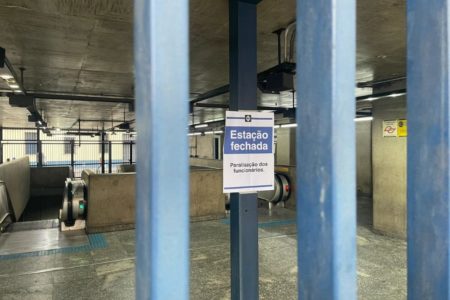 foto colorida mostra aviso na estação da Luz do Metrô informa sobre greve em SP nesta terça-feira - Metrópoles