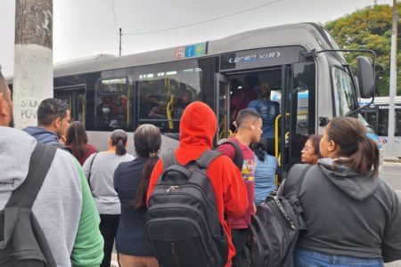 foto colorida de ponto de ônibus lotado perto da estação Jabaquara em meio à greve do Metrô e da CPTM - Metropoles