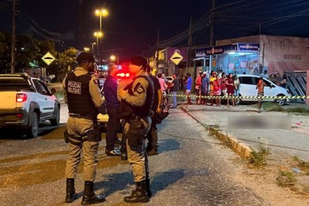 Imagem colorida de policiais no local do crime - Metrópoles