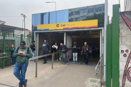 foto colorida de passageiros esperando carros de aplicativo na saída da estação da Luz em meio à greve do Metrô e da CPTM - Metrópoles