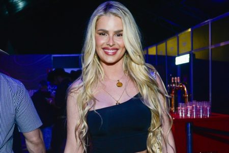 Foto colorida de Yasmin Brunet. Ela é loira e está de vestido preto - Metrópoles