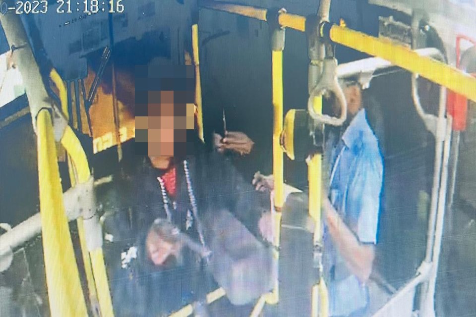 Imagem colorida mostra homem armado na catraca de ônibus