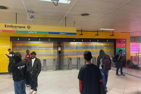 foto colorida de passageiros da Linha Amarela aguardando, sem sucesso, transferência para Linha Azul em dia de greve - Metropoles