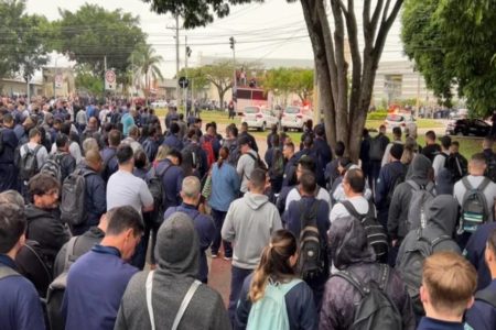 Imagem de um grupo de trabalhadores da fábrica da Embraer em São José dos Campos (SP), que entraram em greve - Metrópoles