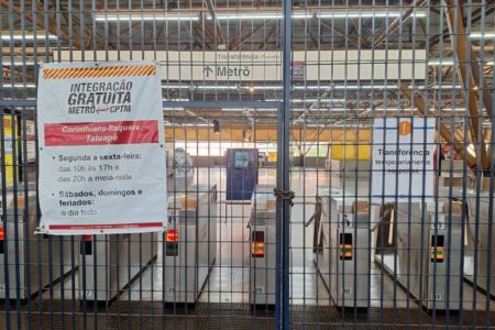 foto colorida de aviso na estação Tatuapé, integração com linha 3 vermelha fechada, em meio à greve do Metrô e da CPTM - Metropoles