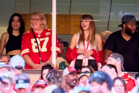 Foto colorida de Taylor Swift e Donna Kelce, mãe de Travis Kelce - Metrópoles