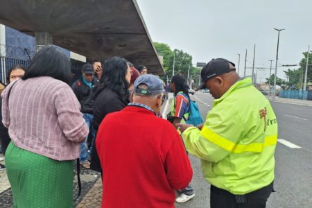 foto colorida de fiscal da SPtrans orientando população na estação Jabaquara em meio à greve do Metrô e da CPTM - Metrópoles