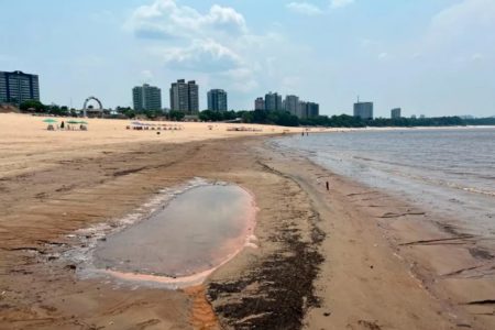 Imagem colorida da praia de Ponta Negra, Manaus (AM) - Metrópoles