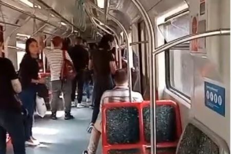 Imagem colorida mostra passageiros dentro de vagão de trem - Metrópoles